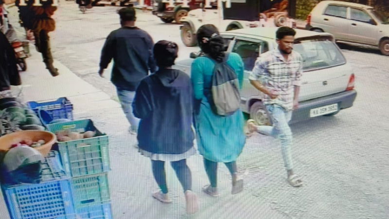 Lover stabs girlfriend in Kalasa Chikkamagaluru