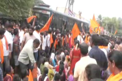 Stones thrown at Ganesh in Maddur Hindu activists lathi charged for protesting