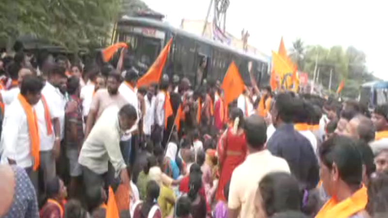 Stones thrown at Ganesh in Maddur Hindu activists lathi charged for protesting
