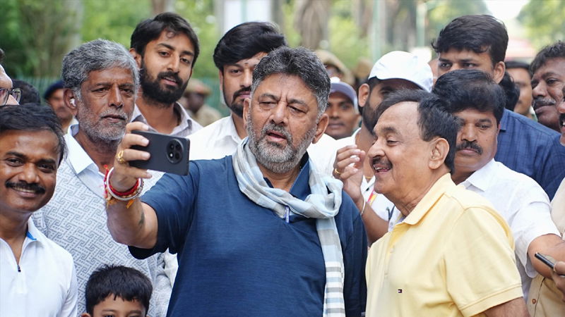 ವಿದ್ಯಾವಂತರು ʻಎ ಖಾತಾ' ಪರಿವರ್ತನೆ ಒಪ್ಪುತ್ತಿರೋದಕ್ಕೆ ಧನ್ಯವಾದ; ಕುಮಾರಸ್ವಾಮಿ ಖಾಲಿ ಟ್ರಂಕ್ ಎಂದ ಡಿಕೆಶಿ 3 DK Shivakumar 2 6