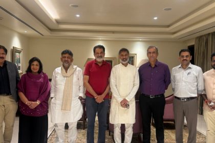 ಗುಂಡಿ ಜಟಾಪಟಿ - ಡಿನ್ನರ್ ಮೀಟಿಂಗ್ ಮಾಡಿ ಉದ್ಯಮಿಗಳನ್ನು ವಿಶ್ವಾಸಕ್ಕೆ ತೆಗೆದುಕೊಂಡ ಡಿಕೆಶಿ 13 DK Shivakumar Dinner Meeting With Businessmen