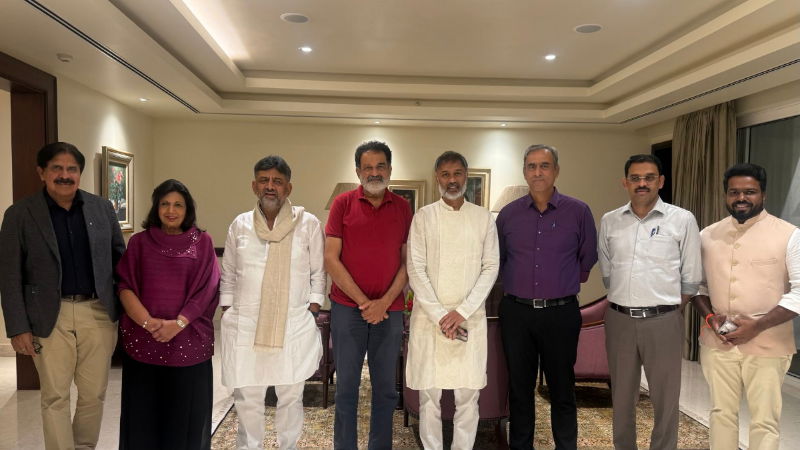 ಗುಂಡಿ ಜಟಾಪಟಿ - ಡಿನ್ನರ್ ಮೀಟಿಂಗ್ ಬಳಿಕ ಡಿಕೆಶಿಯನ್ನ ಹಾಡಿಹೊಗಳಿದ ಉದ್ಯಮಿಗಳು 1 DK Shivakumar Dinner Meeting With Businessmen
