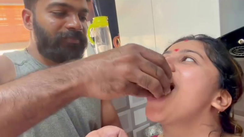 Husband Roshan makes egg burji for wife Anchor Anushree
