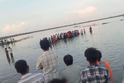 Khandwa Tractor trolley plunges into pond