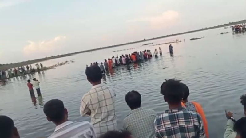 Khandwa Tractor trolley plunges into pond