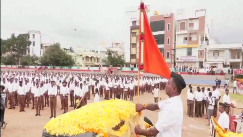 ಕೋಲಾರದ ಮಾಲೂರಿನಲ್ಲಿ ಯಶಸ್ವಿ RSS ಶತಾಬ್ದಿ ಪಥಸಂಚಲನ - ಮಹಿಳೆಯರಿಂದ ಗಣ ವೇಷಧಾರಿಗಳ ಮೇಲೆ ಪುಷ್ಪಾರ್ಚನೆ 2 Kolar Malur RSS Parade