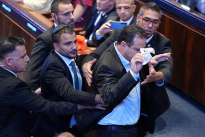 MKs Ayman Odeh and Ofer Cassif removed from Trumps speech after holding up signs calling to recognize Palestine