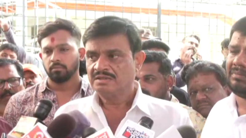 ತಾರಕಕ್ಕೇರಿದ ಕುಸುಮಾ Vs ಮುನಿರತ್ನ ಫೈಟ್ - ಪಟಾಕಿ ಹಂಚಲು ಪೊಲೀಸರಿಂದ ತಡೆ 1 Munirathna 1