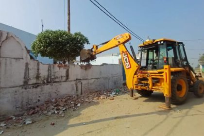 Muslims take bulldozer to illegal Raya Buzurg mosque in Uttar Pradesh Sambhal