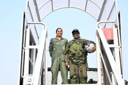 ʼಪಾಕ್ ಸೆರೆ ಹಿಡಿದʼ ರಫೇಲ್ ಪೈಲಟ್ ಜೊತೆ ಫೋಟೋ ಕ್ಲಿಕ್ಕಿಸಿದ ದ್ರೌಪದಿ ಮುರ್ಮು! 3 President Murmu Poses With Air Force Pilot Shivangi Singh Pakistan Had Claimed To Capture