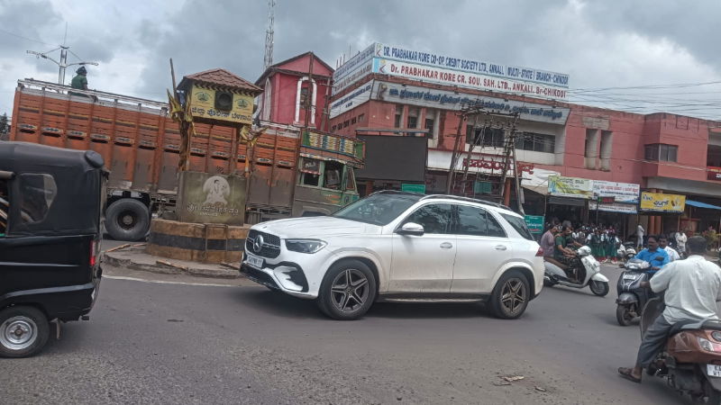 Traffic signals have not yet been installed at chikkodi town circle 1