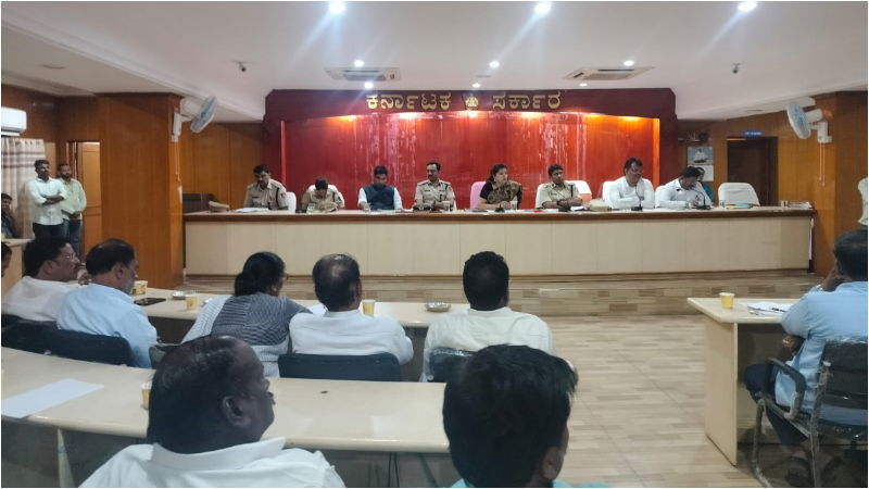 ಚಿತ್ತಾಪುರ ಶಾಂತಿ ಸಭೆಯಲ್ಲಿ ಅಶಾಂತಿ, ಸಂಘಟನೆಗಳ ಮಧ್ಯೆ ಮೂಡದ ಒಮ್ಮತ: ಇಂದು ಏನಾಯ್ತು? 4 rss route march row unrest at chittapur peace meeting abruptly stopped after verbal spat breaks out Kalaburagi DC Meeting