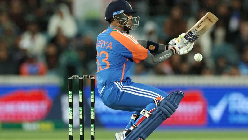 ಆಸೀಸ್ ವಿರುದ್ಧ 2 ಸಿಕ್ಸರ್ ಸಿಡಿಸಿ ವಿಶೇಷ ದಾಖಲೆ ಬರೆದ ಸೂರ್ಯ 4 suryakumar Yadav