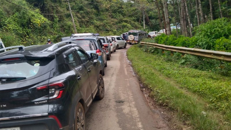 tourists flock to chikkamagaluru mullayanagiri during dasara holiday