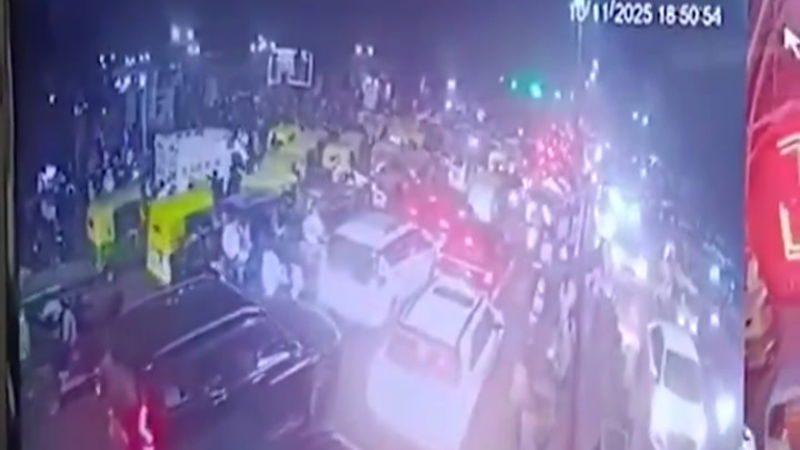 Delhi Blast | 8 ಮೃತದೇಹಗಳ ಗುರುತು ಪತ್ತೆ - 2 ಶವಗಳು ಉಗ್ರರದ್ದು ಅನ್ನೋ ಶಂಕೆ; ಒಂದು ಶವದ ತಲೆ ಮಿಸ್ಸಿಂಗ್! 4 CCTV Footage Of Delhi Red Fort Blast