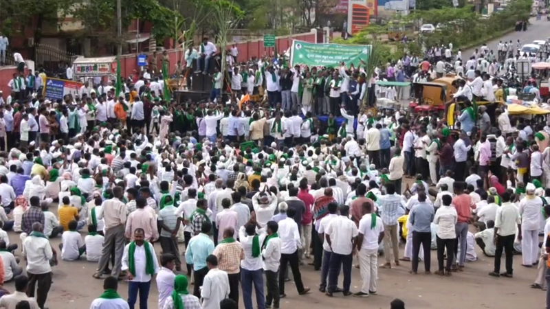 ಕಬ್ಬು ಬೆಳೆ ಬೆಲೆ ನಿಗದಿಗೆ ಆಗ್ರಹ - ಕಟ್ಟೆಯೊಡೆದ ರೈತರ ಕಿಚ್ಚು; ವಿವಿಧ ಜಿಲ್ಲೆಗಳಲ್ಲಿ ಪ್ರತಿಭಟನೆ 7 Farmers 2 1