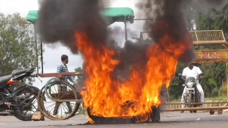 ಕಬ್ಬು ಬೆಳೆ ಬೆಲೆ ನಿಗದಿಗೆ ಆಗ್ರಹ - ಕಟ್ಟೆಯೊಡೆದ ರೈತರ ಕಿಚ್ಚು; ವಿವಿಧ ಜಿಲ್ಲೆಗಳಲ್ಲಿ ಪ್ರತಿಭಟನೆ 5 Farmers 4 1