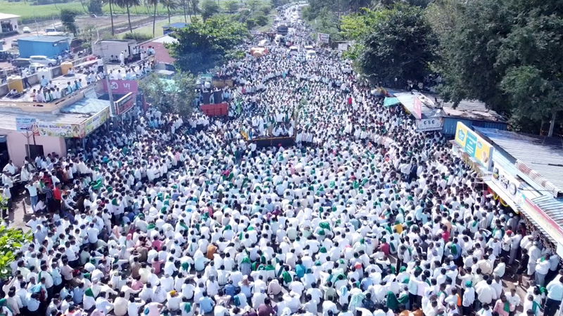 ಕಬ್ಬು ಬೆಳೆ ಬೆಲೆ ನಿಗದಿಗೆ ಆಗ್ರಹ - ಕಟ್ಟೆಯೊಡೆದ ರೈತರ ಕಿಚ್ಚು; ವಿವಿಧ ಜಿಲ್ಲೆಗಳಲ್ಲಿ ಪ್ರತಿಭಟನೆ 4 Farmers 4 2