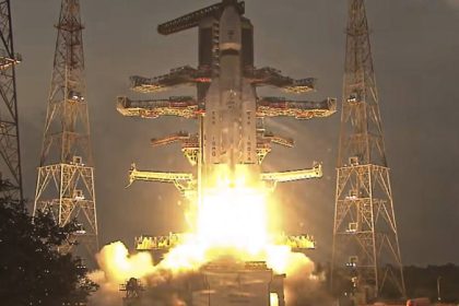 ಇಸ್ರೋದ ಬಾಹುಬಲಿ ರಾಕೆಟ್ ಉಡಾವಣೆ ಯಶಸ್ವಿ - ನೌಕಾ ಪಡೆಗೆ ಶಕ್ತಿ ತುಂಬಲಿದೆ ಉಪಗ್ರಹ 13 ISRO scripts history as ‘Bahubali rocket injects heaviest satellite in orbit