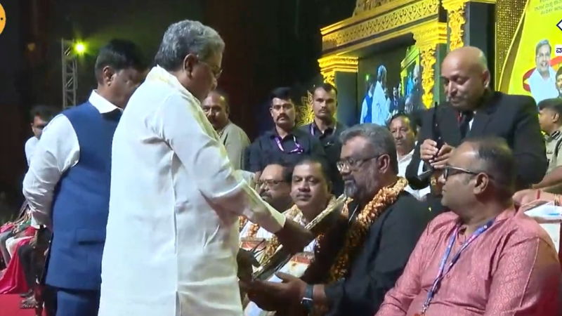 ಅಂಬರೀಶ್‌ ಪುಸ್ತಕವನ್ನು ಪ್ರಕಟಿಸಿದ ಸಾವಣ್ಣ ಪ್ರಕಾಶನದ ಮಾಲೀಕ ಜಮೀಲ್‌ ಸಾವಣ್ಣ ಅವರನ್ನು ಪುರಸ್ಕರಿಸುತ್ತಿರುವ ಸಿದ್ದರಾಮಯ್ಯ