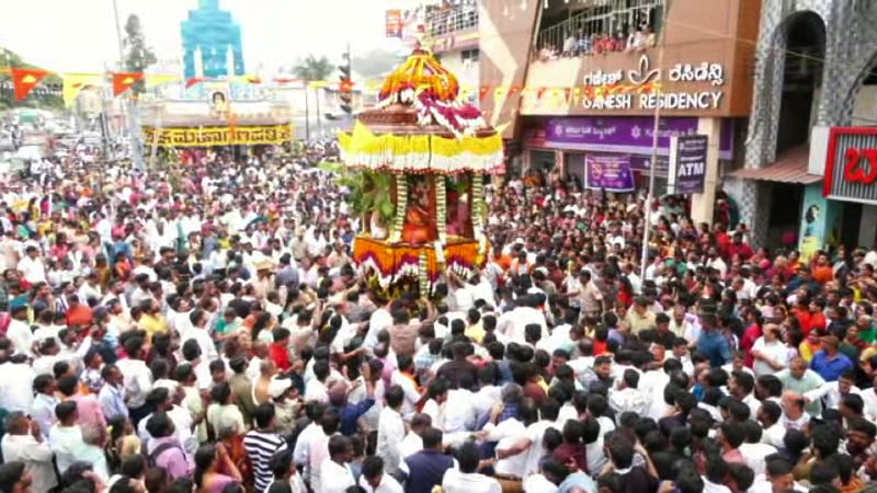 ಕೊಡಗು | ಕುಶಾಲನಗರದಲ್ಲಿ ಗಣಪತಿ ಬ್ರಹ್ಮರಥೋತ್ಸವ - ಸಾವಿರಾರು ಭಕ್ತರಿಂದ ವಿಘ್ನೇಶ್ವರನ ಆರಾಧನೆ 4 Kodagu