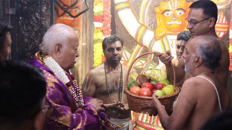 ಬೆಂಗಳೂರು | ಗಾಳಿ ಆಂಜನೇಯ ಸ್ವಾಮಿ ದೇವಸ್ಥಾನಕ್ಕೆ ಮೋಹನ್ ಭಾಗವತ್ ಭೇಟಿ - ಪೂಜೆ, ಪ್ರಾರ್ಥನೆ ಸಲ್ಲಿಕೆ 3 Mohan Bhagwat