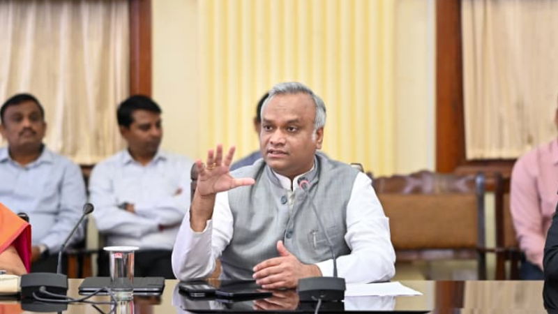 ಇ-ಸ್ವತ್ತು ಸಮರ್ಪಕ ಅನುಷ್ಠಾನಕ್ಕಾಗಿ ಗ್ರಾ.ಪಂ ಮಟ್ಟದಲ್ಲಿ ಅಧಿಕಾರಿಗಳನ್ನು ಸಜ್ಜುಗೊಳಿಸಿ: ಪ್ರಿಯಾಂಕ್ ಖರ್ಗೆ 4 Priyank Kharge 1