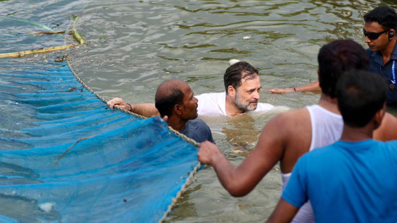 Rahul Gandhi Tries Fishing In Bihar Begusarai Local Pond 1