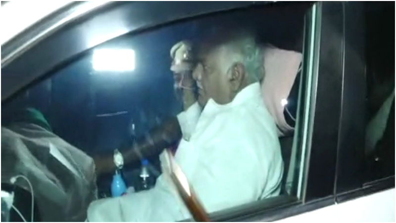 ಸಕ್ಕರೆ ಸಚಿವ ಶಿವಾನಂದ ಪಾಟೀಲ್ ಕಾರಿಗೆ ಚಪ್ಪಲಿ ಎಸೆದ ರೈತರು 1 Shivanand Patil