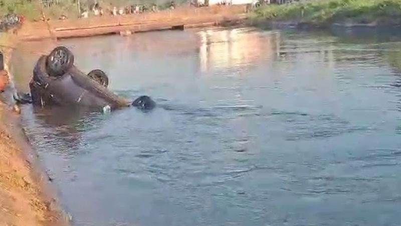 ದಾವಣಗೆರೆ | ಭದ್ರಾ ನಾಲೆಗೆ ಕಾರು ಪಲ್ಟಿ - ಇಬ್ಬರು ಸಾವು, ನಾಲ್ವರು ಪಾರು 2 car overturns in bhadra canal two dead in channagiri davanagere 1