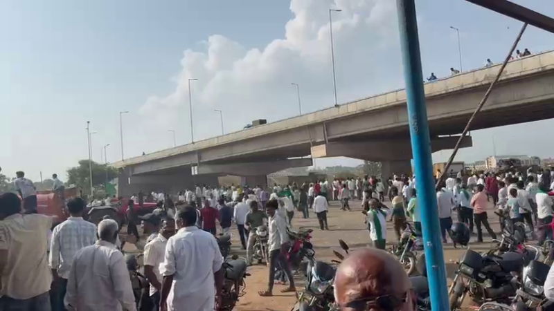 ಹಿಂಸಾಚಾರಕ್ಕೆ ತಿರುಗಿದ ರೈತರ ಪ್ರತಿಭಟನೆ - ಪೊಲೀಸ್ ವಾಹನಗಳ ಮೇಲೆ ಕಲ್ಲು ತೂರಾಟ 2 chikkodi farmers protest stone pelting