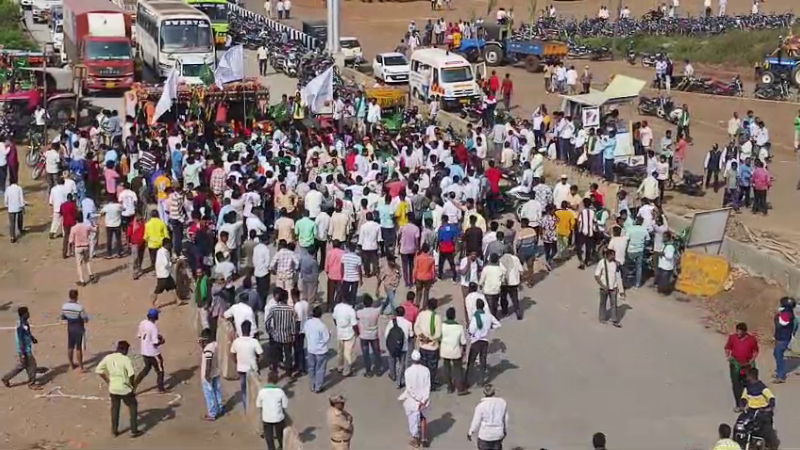 ಹಿಂಸಾಚಾರಕ್ಕೆ ತಿರುಗಿದ ರೈತರ ಪ್ರತಿಭಟನೆ - ಪೊಲೀಸ್ ವಾಹನಗಳ ಮೇಲೆ ಕಲ್ಲು ತೂರಾಟ 3 chikkodi farmers protest
