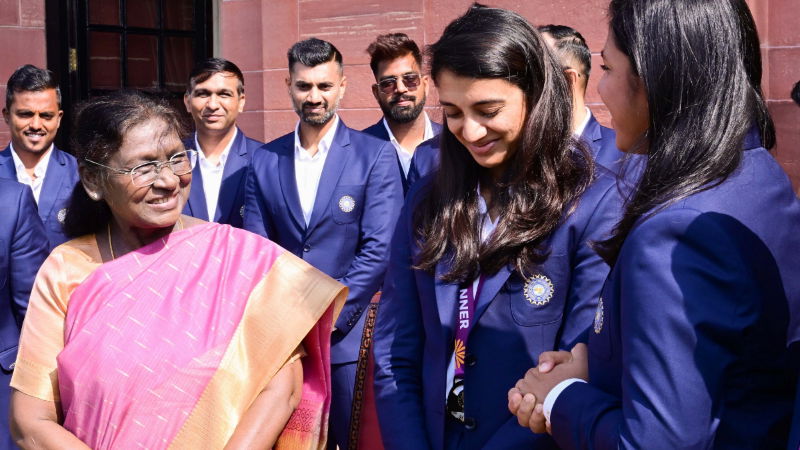 ರಾಷ್ಟ್ರಪತಿ ದ್ರೌಪದಿ ಮುರ್ಮು ಭೇಟಿಯಾದ ವಿಶ್ವಕಪ್ ಚಾಂಪಿಯನ್ಸ್ 5 womens Team India Met Droupadi Murmu 2